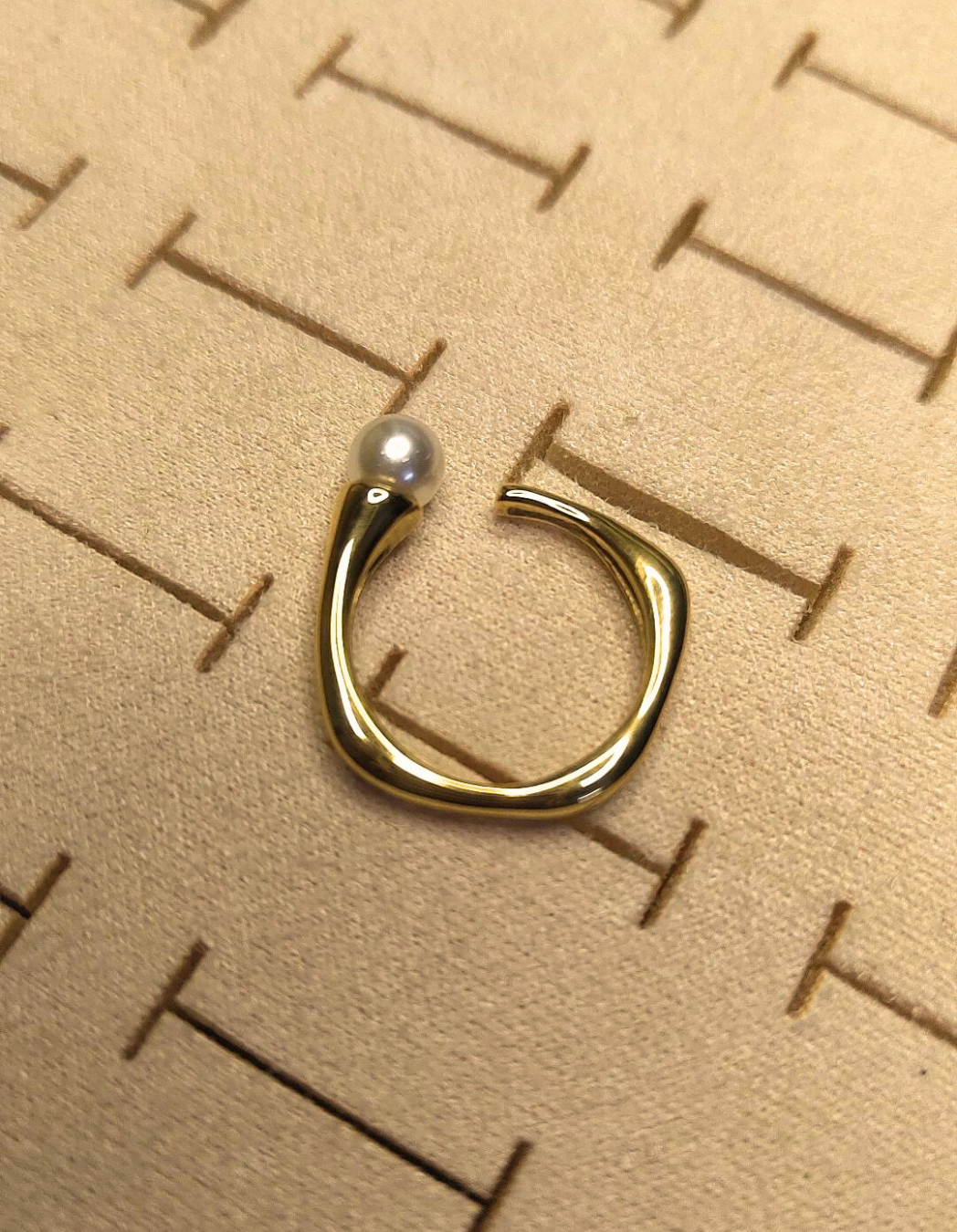Quad Shaped Ring with Pearl Closure