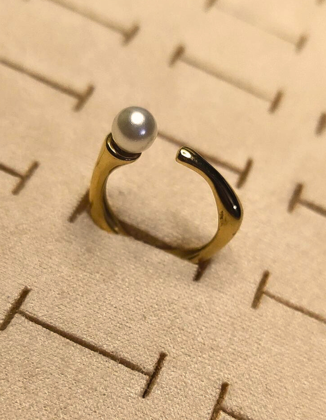 Quad Shaped Ring with Pearl Closure
