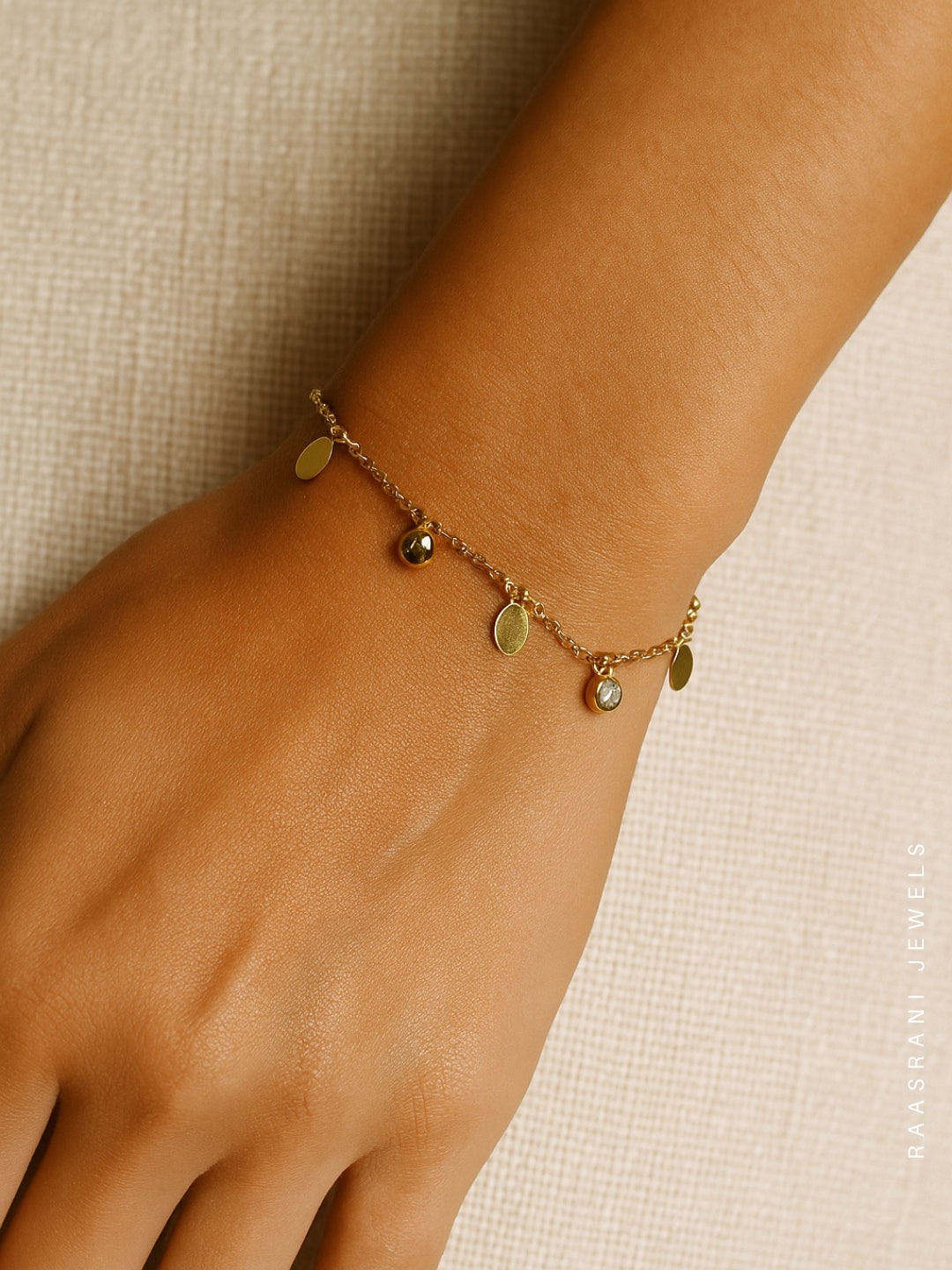 Teardrop Charm Bracelet in 18K Gold – Adjustable & Anti-Tarnish