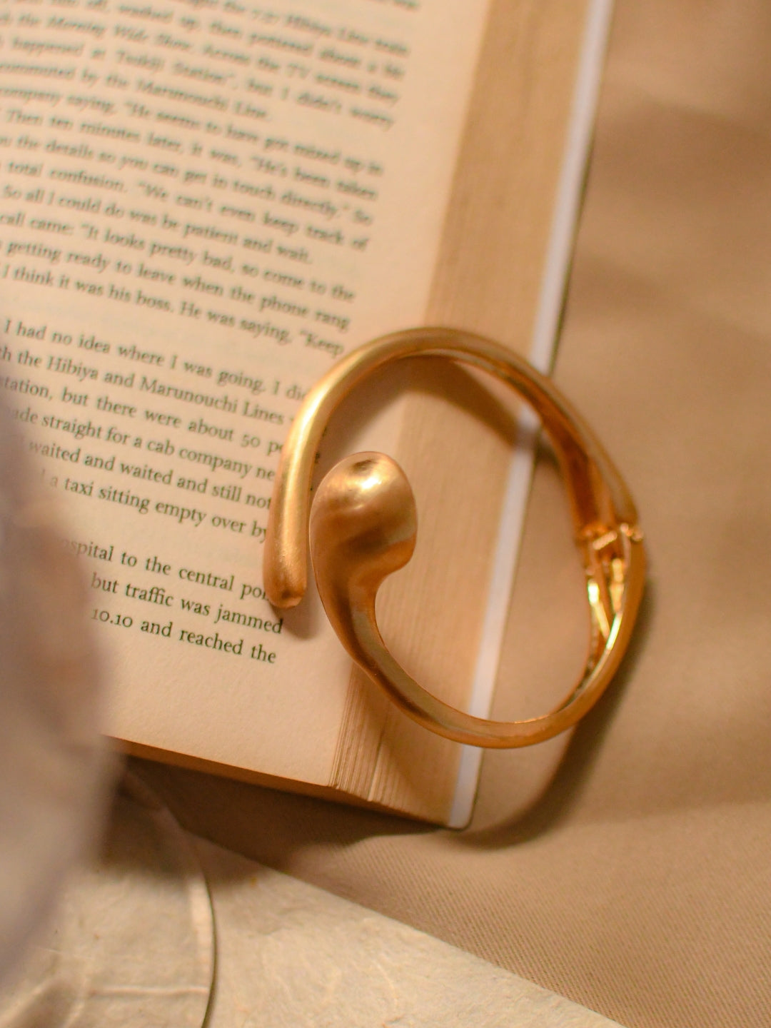 Modern Open Cuff in 18K Matte Gold – Luxe & Skin Friendly