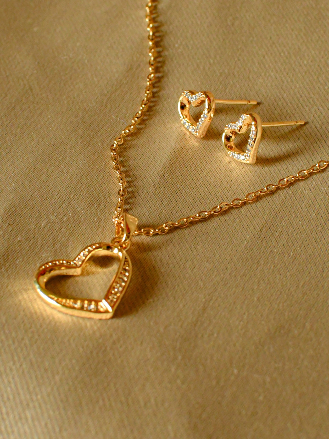 Heart Studded Minimal Jewelry Set – Dainty Gold Necklace & Earrings