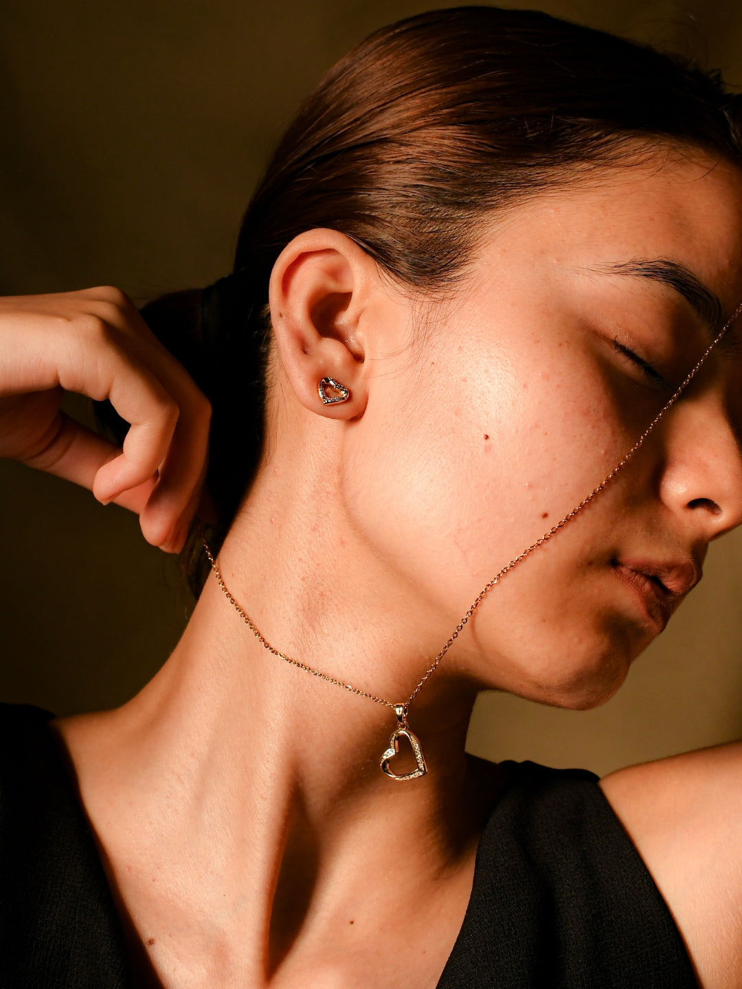 Heart Studded Minimal Jewelry Set – Dainty Gold Necklace & Earrings
