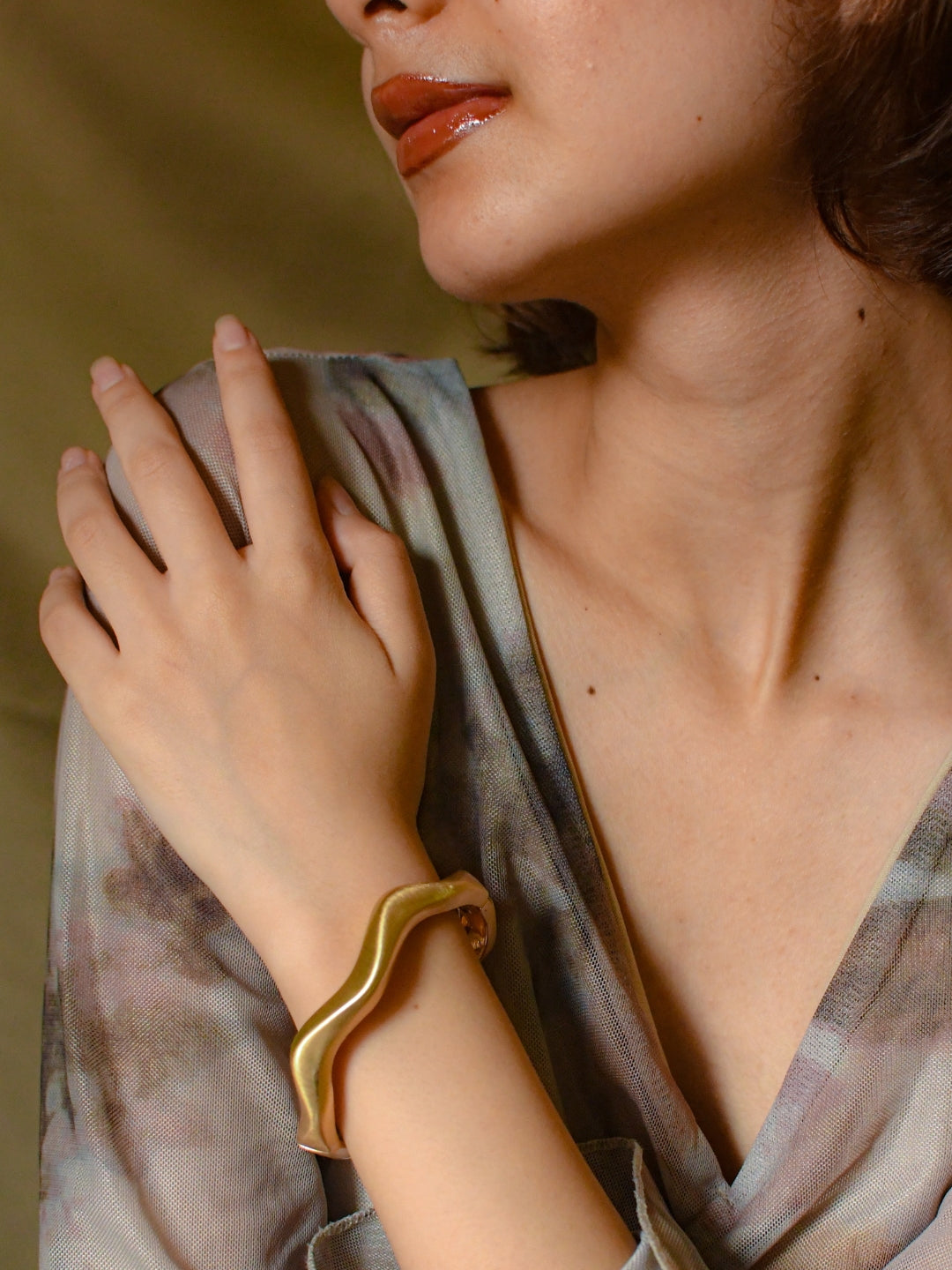 Sculpted Wave Bracelet – Matte 18K Gold Statement