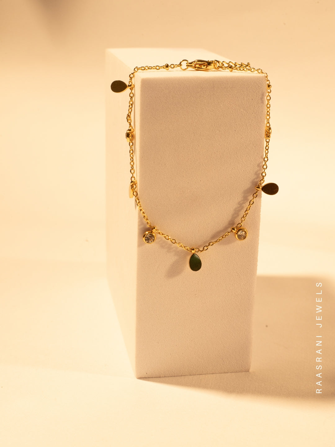 Teardrop Charm Bracelet in 18K Gold – Adjustable & Anti-Tarnish