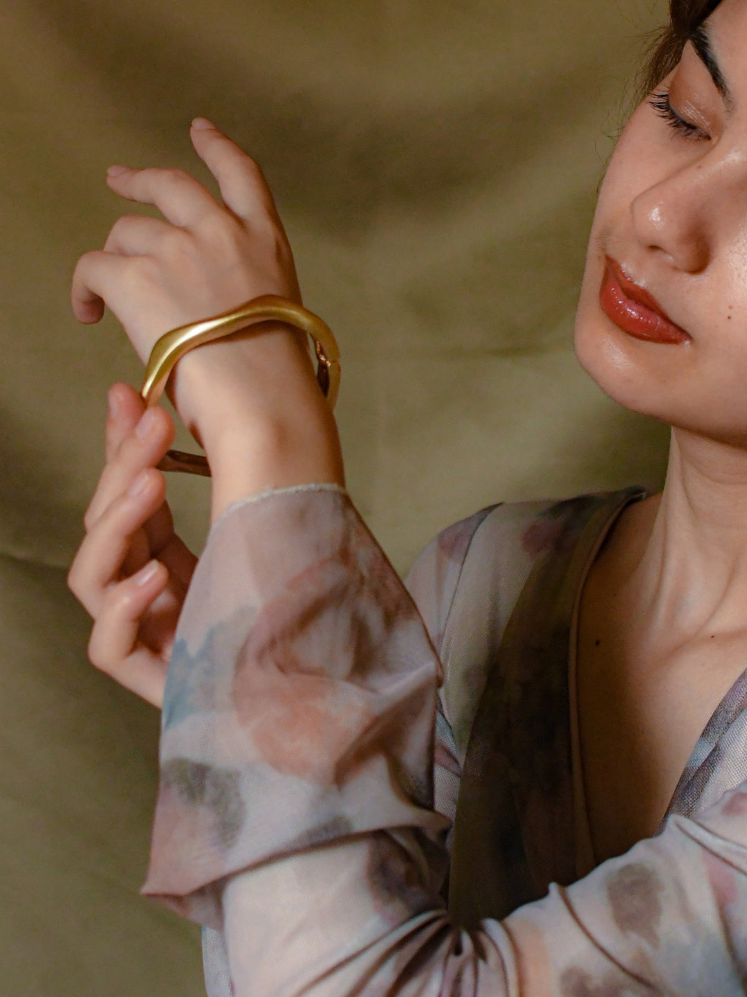 Sculpted Wave Bracelet – Matte 18K Gold Statement