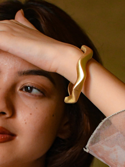 Sculpted Wave Bracelet – Matte 18K Gold Statement