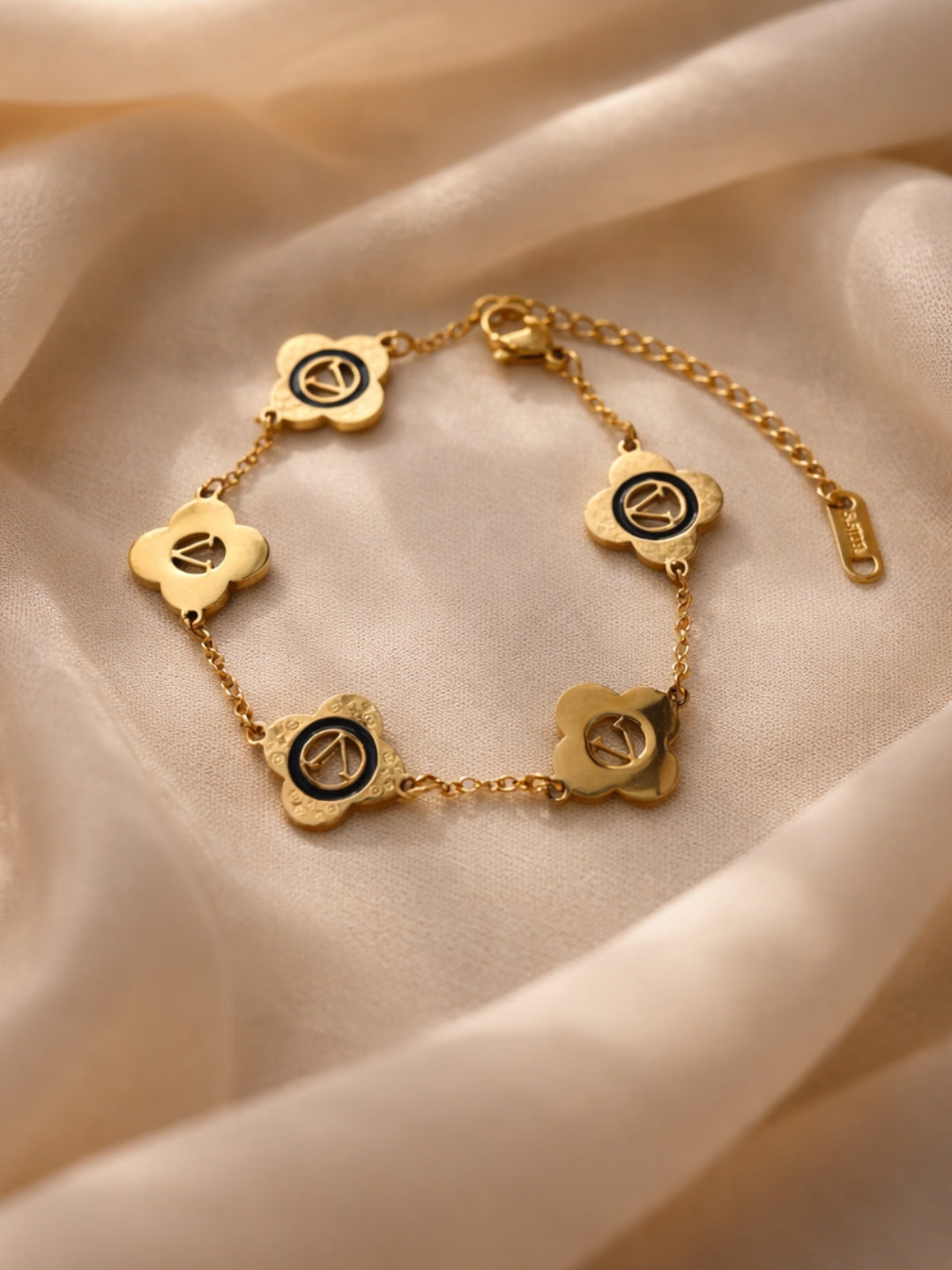 Gold Clover V Chain Bracelet – 18K Gold Plated Stainless Steel