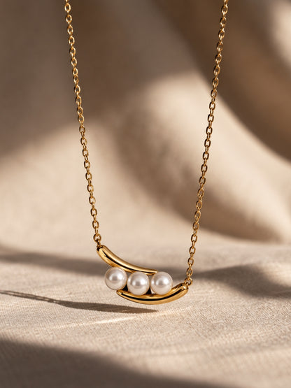Perla Trio Pearl Pod Pendant Necklace