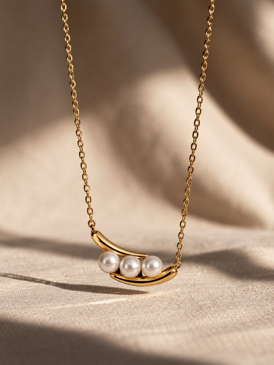 Perla Trio Pearl Pod Pendant Necklace