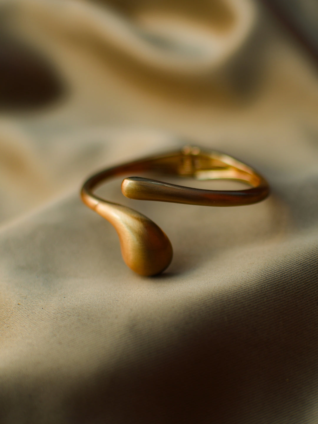 Modern Open Cuff in 18K Matte Gold – Luxe & Skin Friendly