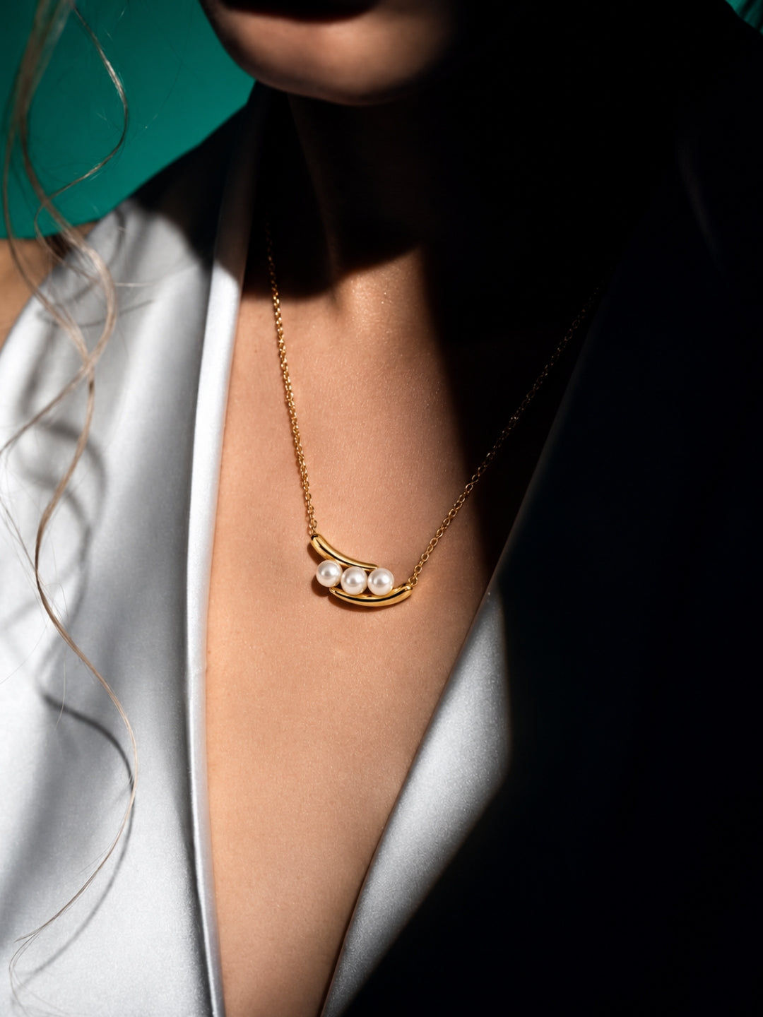 Perla Trio Pearl Pod Pendant Necklace