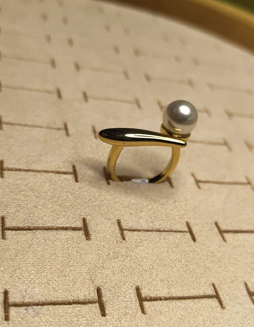 Pearl dash Statement ring