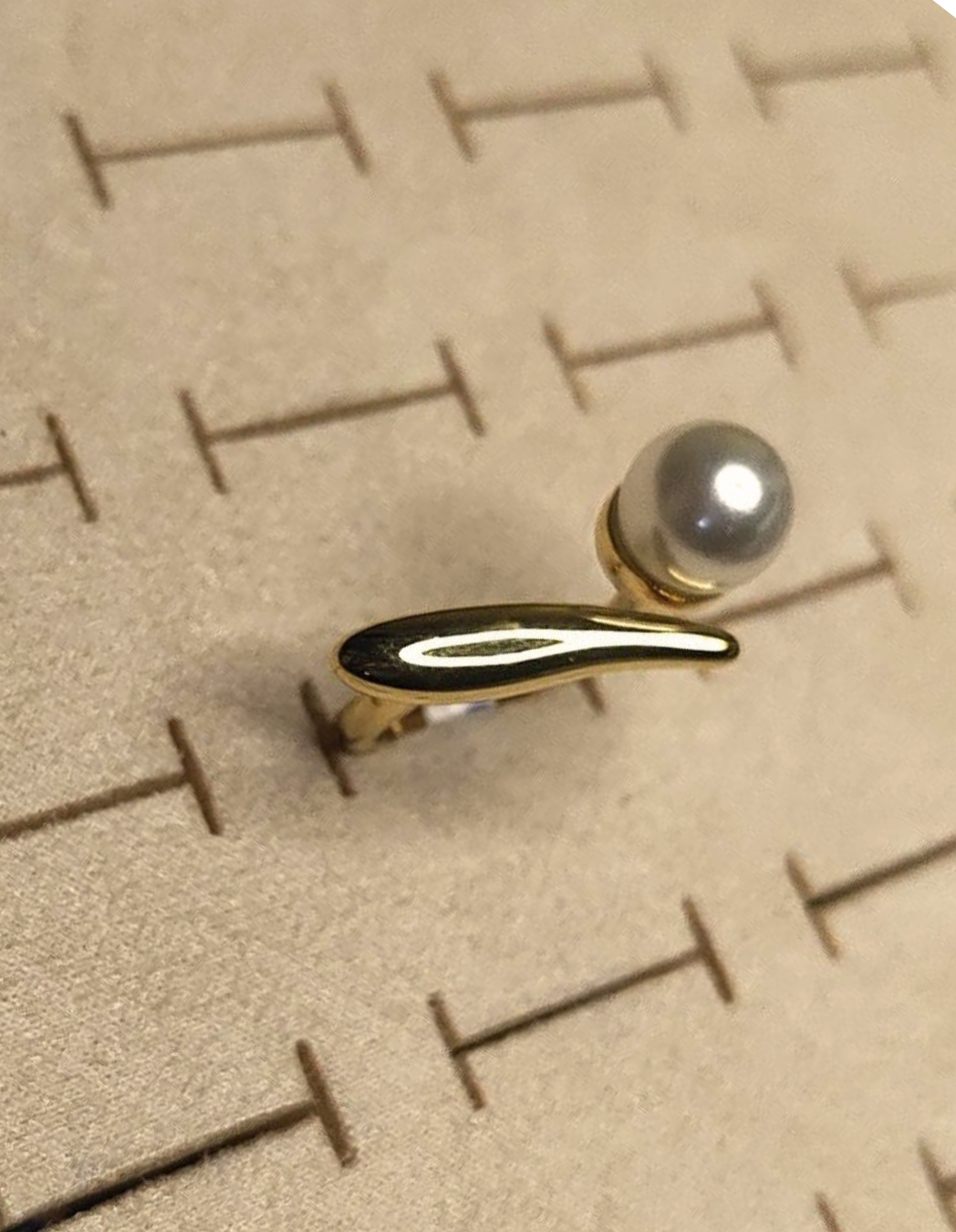 Pearl dash Statement ring