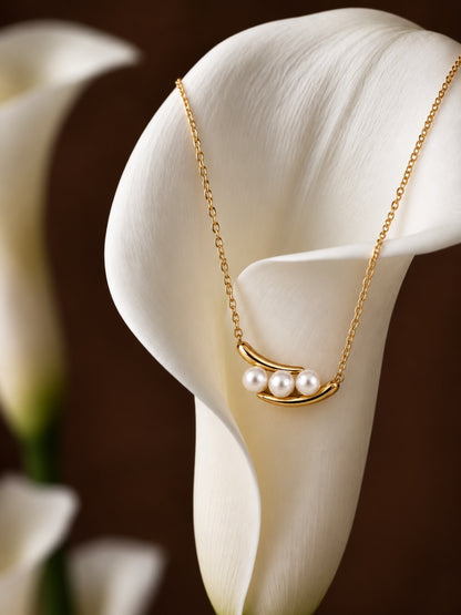 Perla Trio Pearl Pod Pendant Necklace