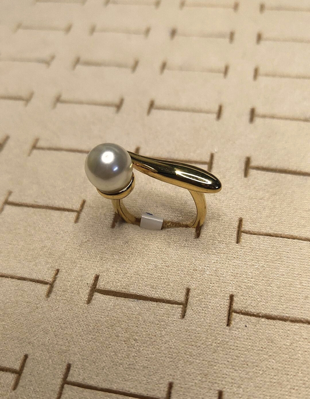 Pearl dash Statement ring