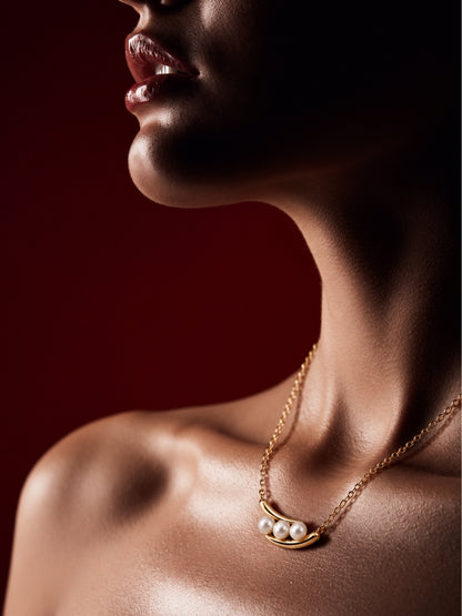 Perla Trio Pearl Pod Pendant Necklace