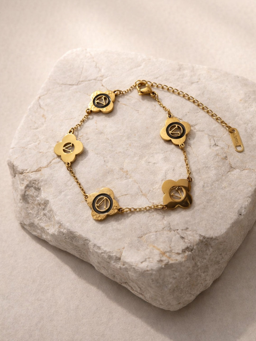 Gold Clover V Chain Bracelet – 18K Gold Plated Stainless Steel