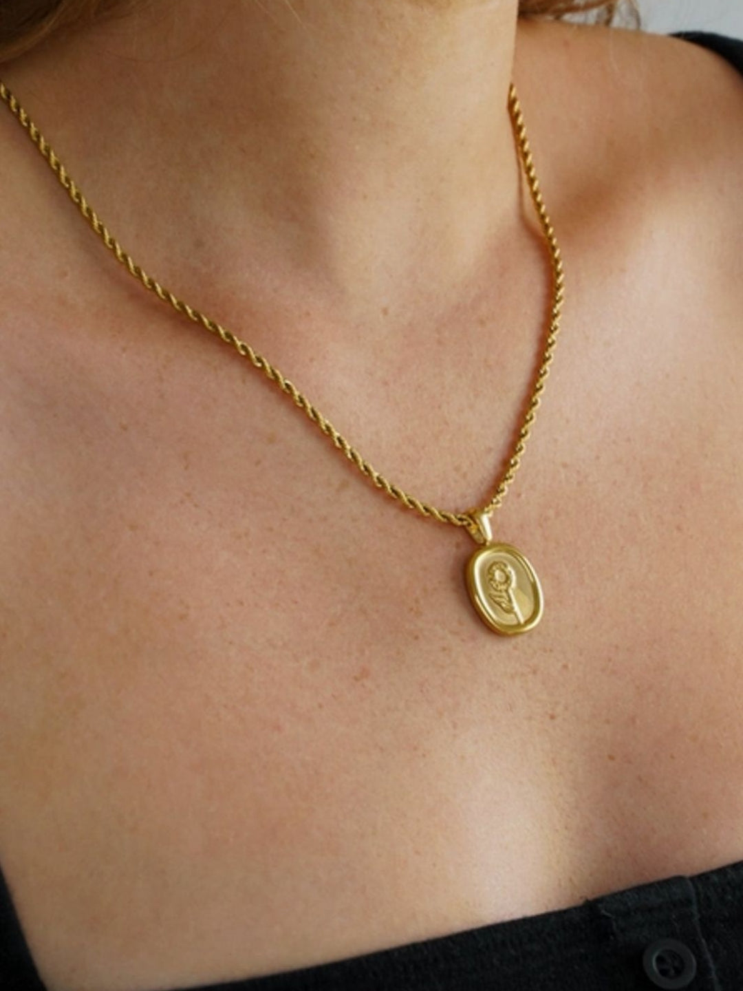 Rose Twist Chain Necklace – 18K Gold Anti Tarnish