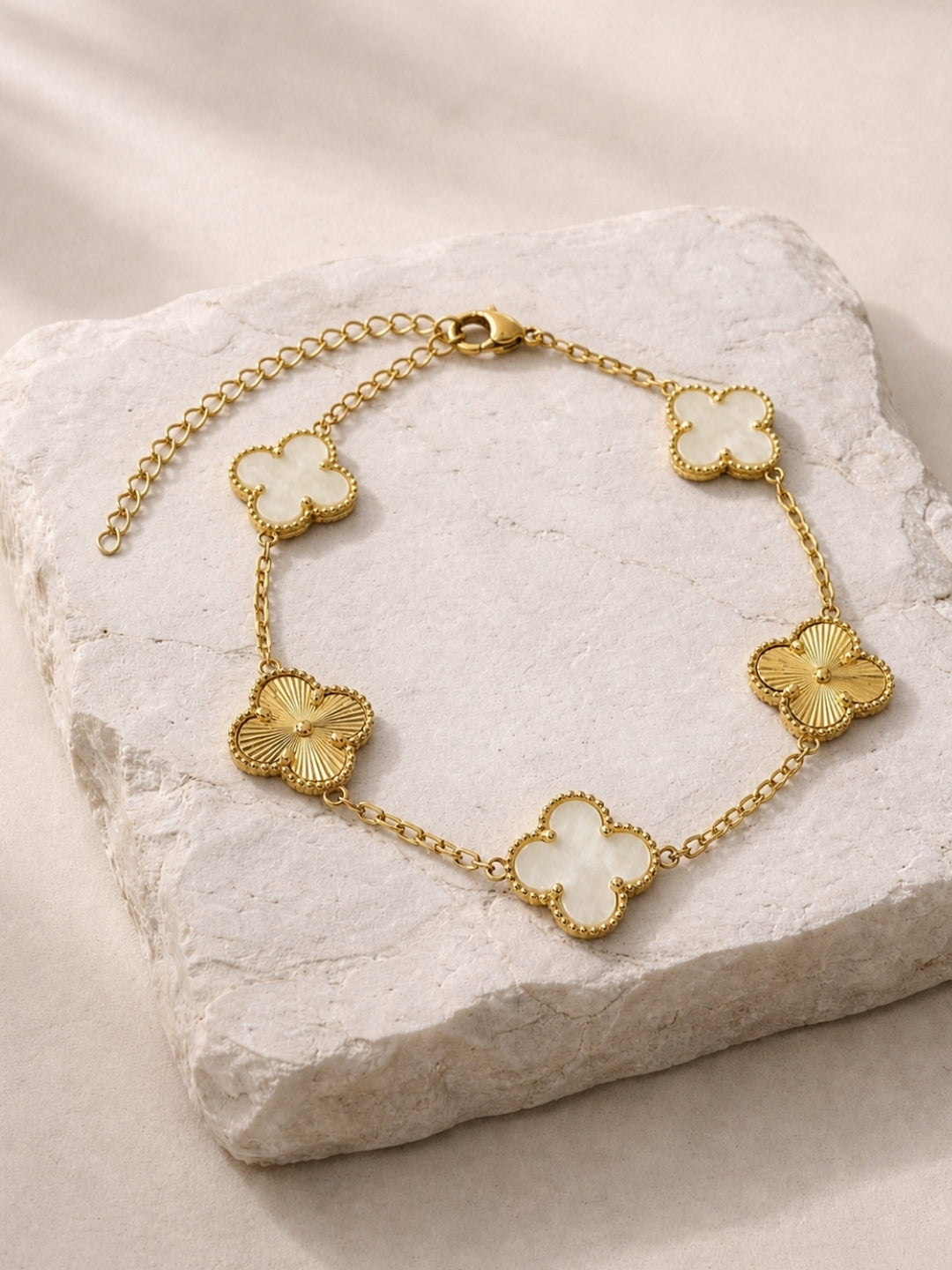 Éternité Blanc Quatrefoil Bracelet, 18K Gold-Plated - MOP
